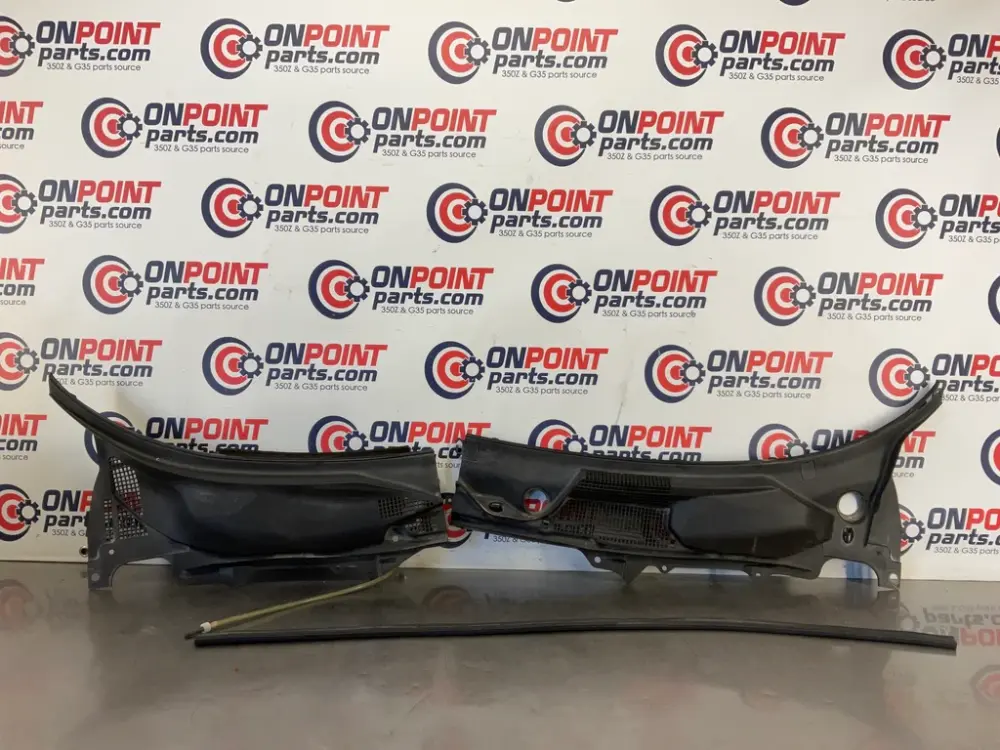2005 Nissan 350Z Windshield Wiper Hood Cowl 66863 66862 OEM 13BEBE3