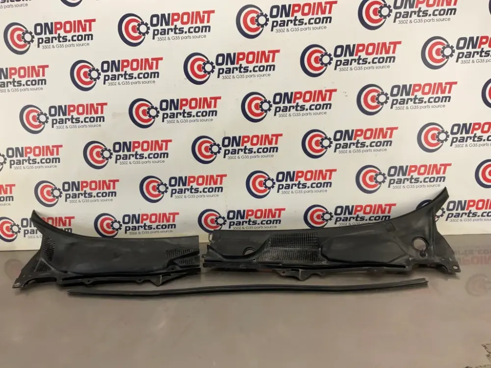 2006 Nissan 350Z Windshield Wiper Hood Cowl Assembly 66862 66863 OEM 23BC9E3