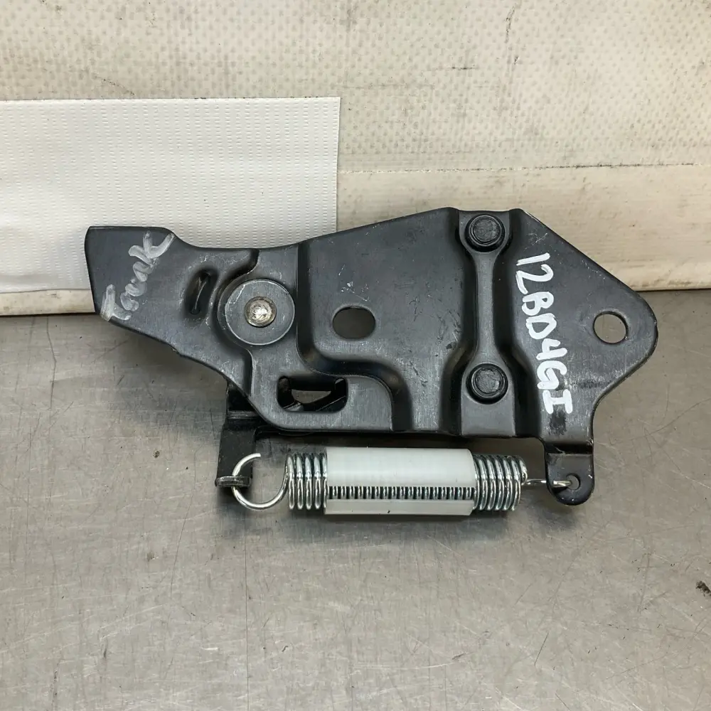 08-15 G37 Q60 Coupe Rear Trunk Lid Striker 84620EG000 Oem 12Bd4Gi