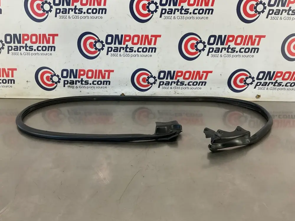 2007 Nissan 350Z Passenger Right Lower Door Seal 80830 OEM 25BCBEE